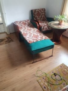 Vand 2 fotolii extensibile solide imreuna cu o masuta rotunda, in stare bun